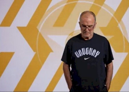 Bielsa explica o motivo de aparecer nas fotos oficiais da FIFA olhando para baixo: "Não sou modelo"