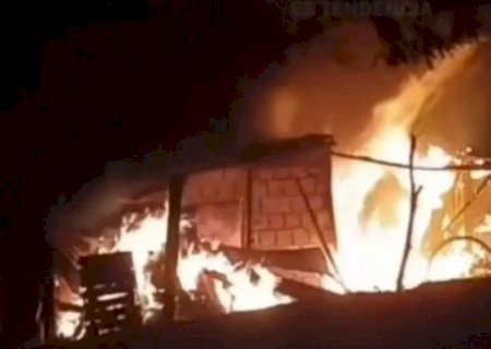 Homem sofre queimaduras graves após incêndio destruir casa