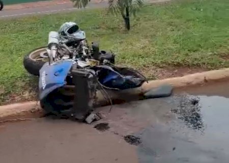 Veja vídeo: colisão de grande impacto deixa moto partida ao meio em Dourados