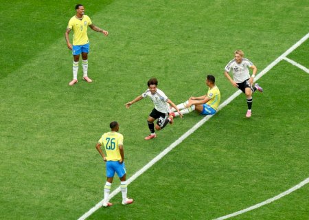 Torcida brasileira pega no pé de Danilo e Casemiro após gol do Japão; veja reações