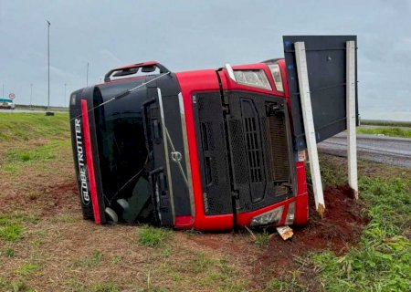 Carreta sai da pista e tomba na MS-157, em Maracaju