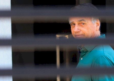 Bolsonaro apresenta ‘limitação de movimento no ombro direito’, dizem médicos