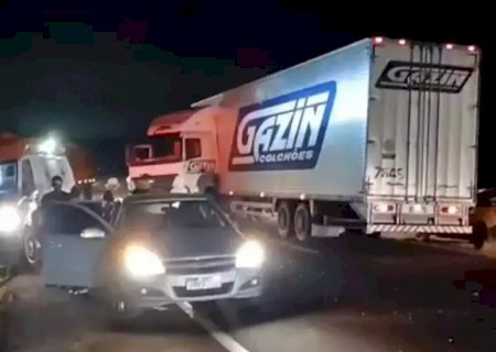 Colisão entre ambulância, carreta e carro deixa 12 feridos na BR-163