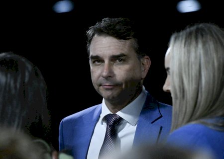 Flávio Bolsonaro perde apoio entre evangélicos e jovens na Quaest