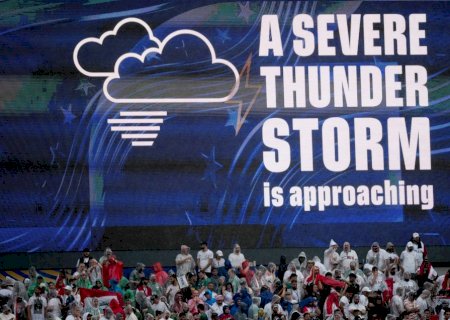 "Messi que mandou a chuva para atrapalhar o Mbappé": web não perdoa paralisação de jogo da França