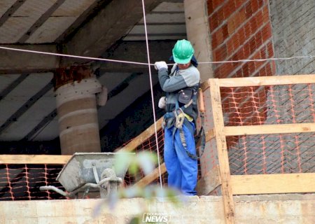 Construção empregou 2,5 milhões e pagou média de 2,1 salários mínimos