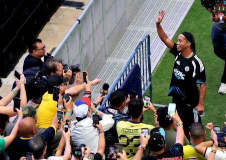 Ronaldinho reúne nomes como Felipe Melo e Falcão para jogar futebol em quadra do US Open