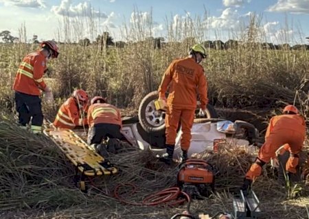 Mulher fica presa às ferragens após capotamento na MS-223