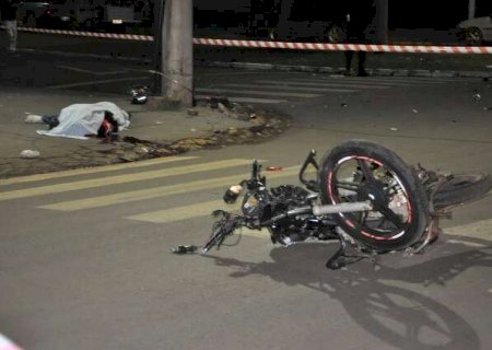 Jovem perde a vida em grave acidente entre moto e carro em rotatória