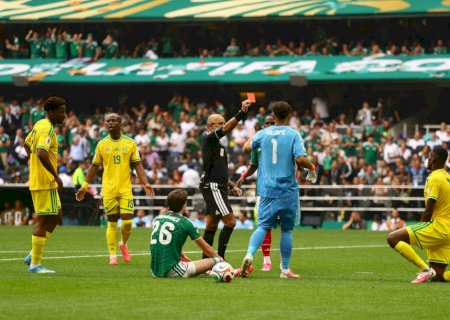 Três expulsos, VAR e anúncio em inglês: como o árbitro Wilton Sampaio foi na abertura da Copa