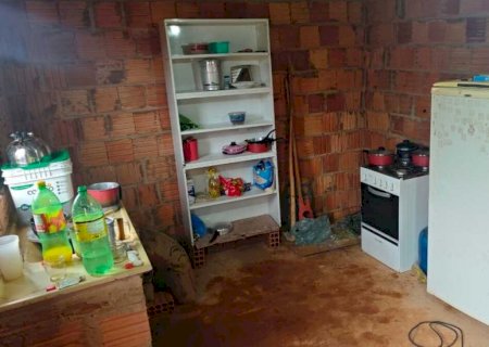 Idosa é resgatada sem comida em casa suja no MS