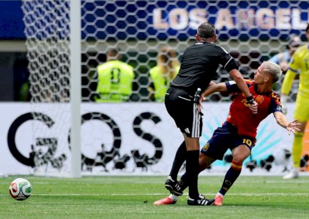 Dani Olmo é "marcado" por juiz e recebe trombada em Espanha x Bélgica; veja o vídeo