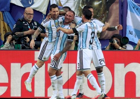 Entenda por que jogadores da Argentina usam faixa de luto no braço contra a Suíça