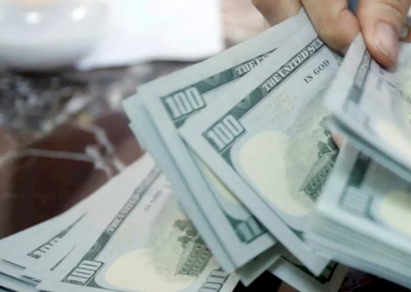 Dólar fecha no maior valor em duas semanas com queda no petróleo