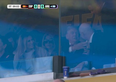 Ronaldo leva a taça da Copa do Mundo para Trump ver em camarote, e web reage