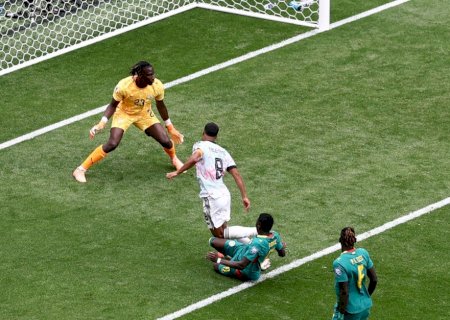 VAR brasileiro recomenda revisão, e árbitro dá pênalti para Bélgica no fim da prorrogação