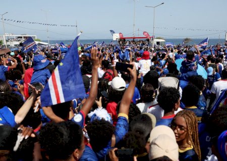 Multidão vai às ruas e faz festa para receber seleção de Cabo Verde após a Copa; veja vídeo