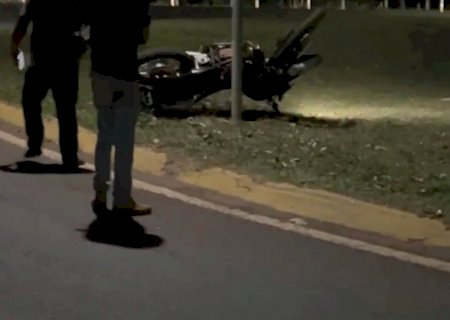 Motociclista atinge poste em rotatória e é internado em estado grave