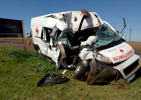 Ambulância de Caarapó se envolve em acidente na BR-163 e motorista sai ileso