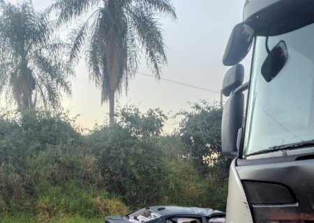 Carro carregado com cigarros bate de frente em carreta com placas de Itaporã