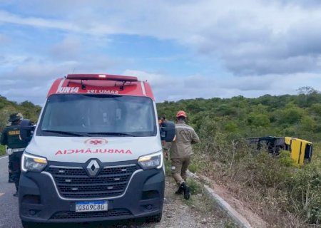 Ônibus com romeiros tomba no Ceará e provoca morte de duas pessoas