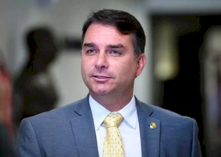 Flávio inicia lives estilo Jair Bolsonaro para campanha