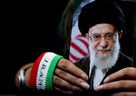 Milhares de iranianos lotam complexo para funeral de Khamenei