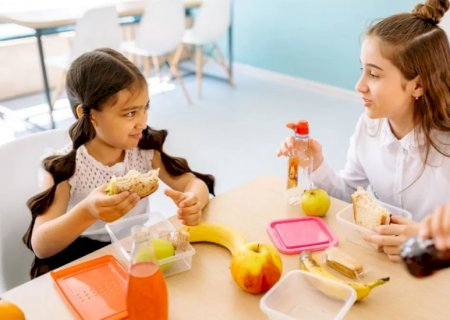 Nutricionista ensina a manter dieta infantil saudável nas férias