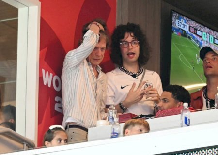 Brasileiro, filho de Mick Jagger torce com o pai pela Inglaterra na semifinal da Copa; vídeo