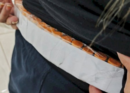 Mulher com emagrecedores amarrados na cintura é flagrada pela polícia