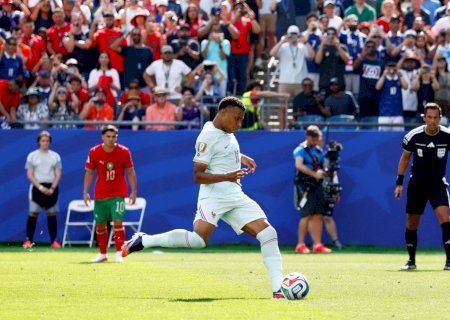 Perdeu a concentração? Mbappé espera quase dois minutos e erra primeiro pênalti em Copas; assista
