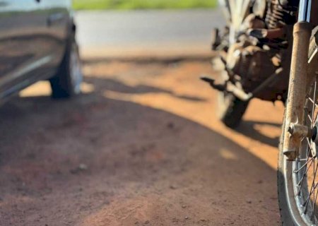 Motociclista de aplicativo bate em moto sem luz na BR-163; passageira fica desacordada