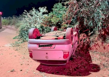 Carro com cinco pessoas bate em árvore e capota em Nova Andradina