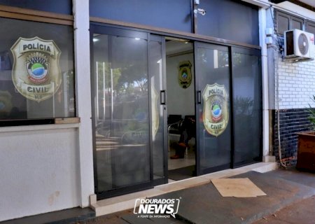 Ladrão volta para a cadeia após ser flagrado furtando bolacha e bombom em mercado