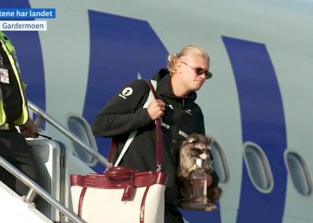 Haaland chama atenção ao desembarcar na Noruega com guaxinim de pelúcia; veja