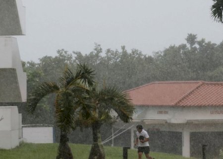 Tufão Bavi provoca cortes de energia e cancelamento de voos no Japão 