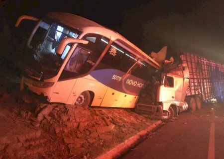 Mãe e filho de 5 anos morrem em acidente com ônibus na rodovia