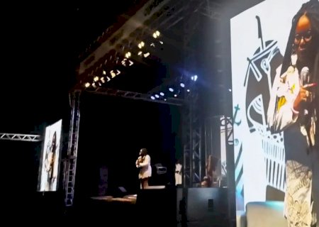 “Racismo foi reduzido a chamar alguém de macaco', critica escritora