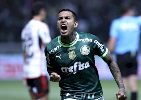 Dudu, do Atlético-MG, abraça mascotes do Palmeiras em reencontro com ex-clube