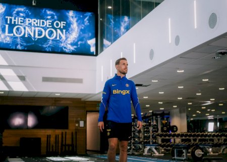 Ex-Liverpool vira reforço para o meio de campo do Chelsea aos 36 anos