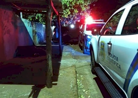 Maracaju - Homem é perseguido por dupla de moto e assassinado após correr para dentro de uma casa