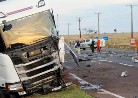 Motorista morr3 após carro bater em carreta e pegar fogo na BR-163