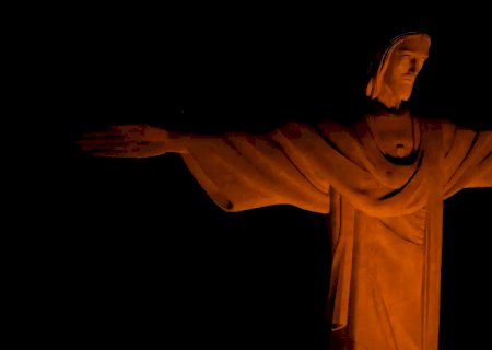 Cristo Redentor iluminado na cor laranja alerta contra o feminicídio