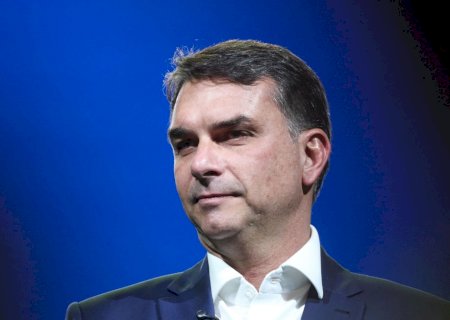 Em jantar com banqueiros, Flávio promete blindar economia do Centrão e “resolver STF”
