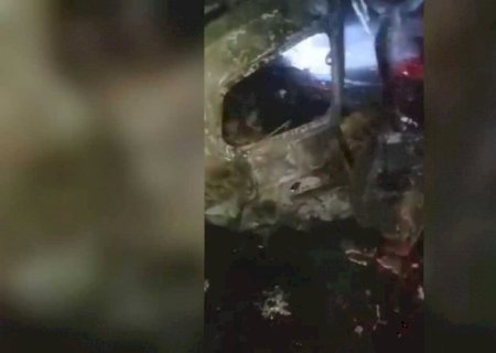Batida entre carreta e carro deixa cinco mortos na MS-386; veículos pegaram fogo (vídeo)