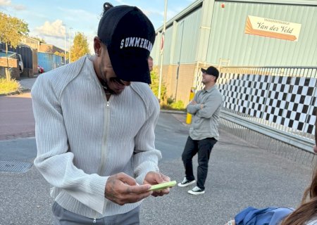 Fã brasileira encanta Hamilton com unhas estilizadas antes do GP da Holanda