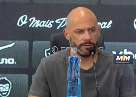 Organizada faz cobranças em desembarque do Botafogo e pede saída de Franclim Carvalho
