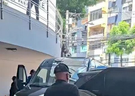 Neymar chega ao hotel do Santos para jogo decisivo contra o Remo