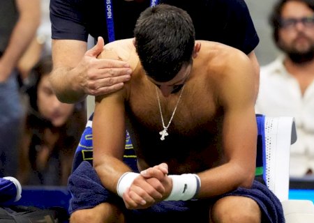 Djokovic chora, passa mal e cai na 1ª rodada do US Open para argentino