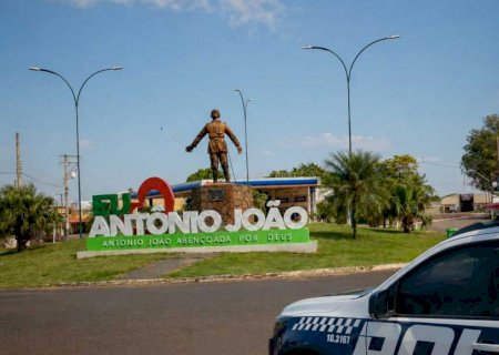 Homem é preso ao ser flagrado lavando mandioca em Pia Batismal